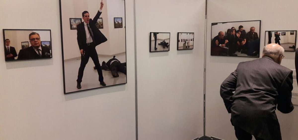 Una de las fotograf&iacute;as protagonistas de la muestra es la del asesinato del embajador ruso en Turqu&iacute;a.  