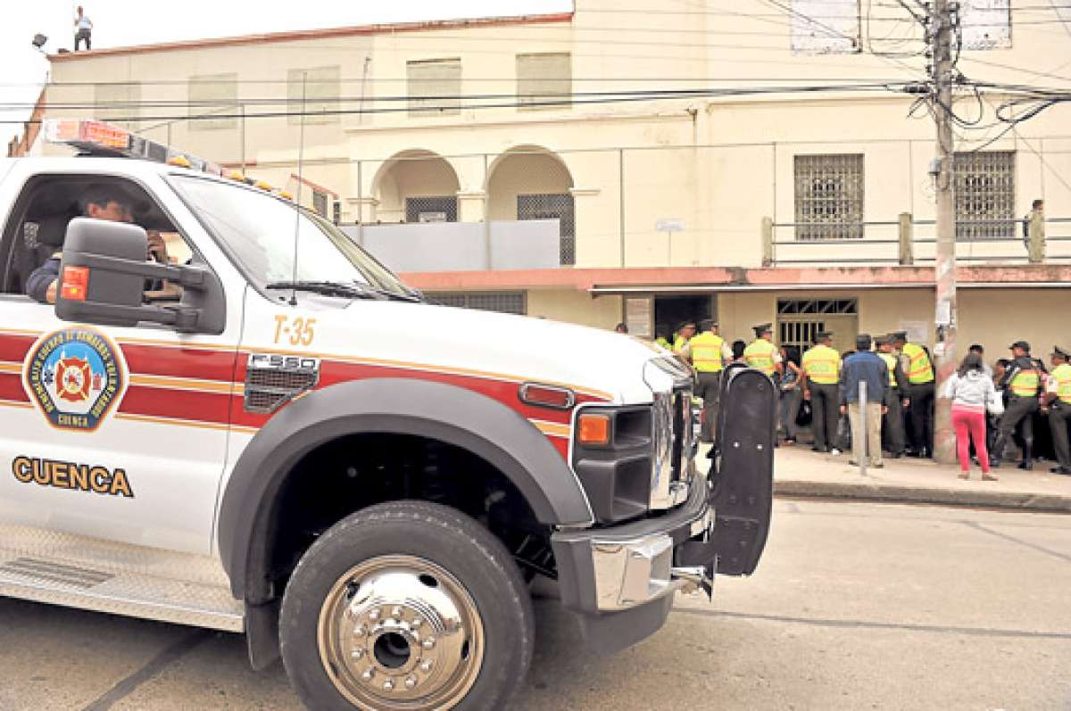 Cerca de las 10:15, los integrantes del Cuerpo de Bomberos controlaron el incendio. No hubo heridos ni muertos. Foto: Jos&eacute; Luis Llivisaca / El Tel&eacute;grafo