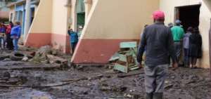 Eval&uacute;an da&ntilde;os en parroquia de Guaranda tras aluvi&oacute;n que dej&oacute; un muerto y casas destruidas