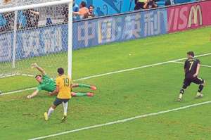 El atacante David Villa (7) anot&oacute; de taco el que podr&iacute;a ser su &uacute;ltimo gol con la camiseta de la selecci&oacute;n espa&ntilde;ola. Foto: AFP.