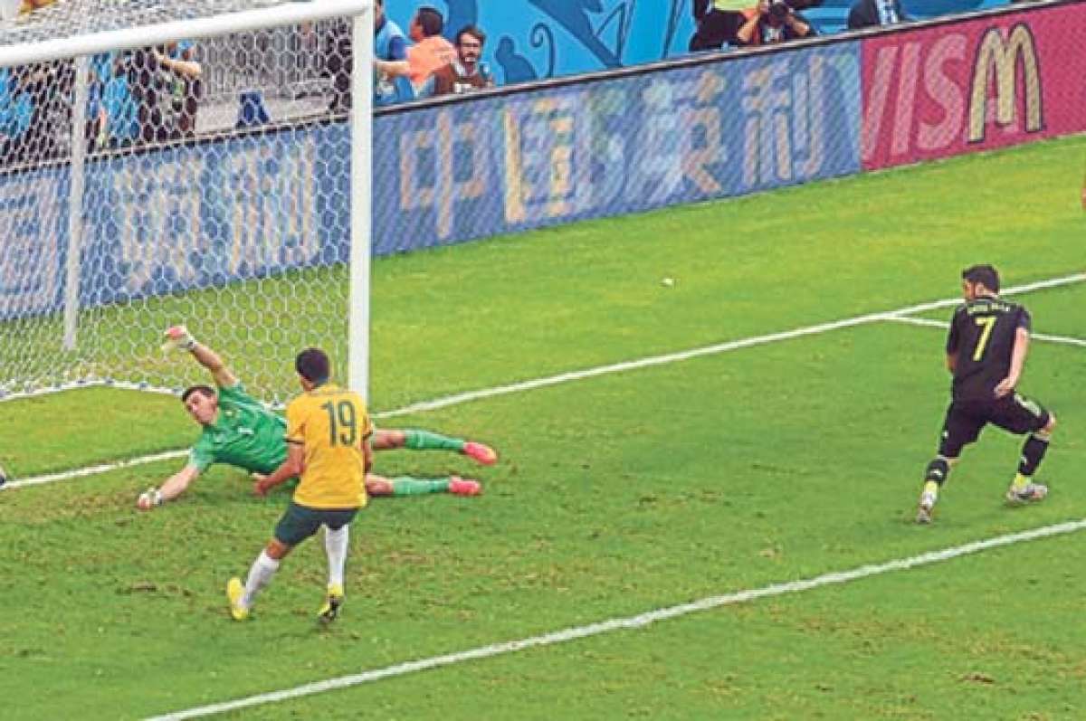 El atacante David Villa (7) anot&oacute; de taco el que podr&iacute;a ser su &uacute;ltimo gol con la camiseta de la selecci&oacute;n espa&ntilde;ola. Foto: AFP.