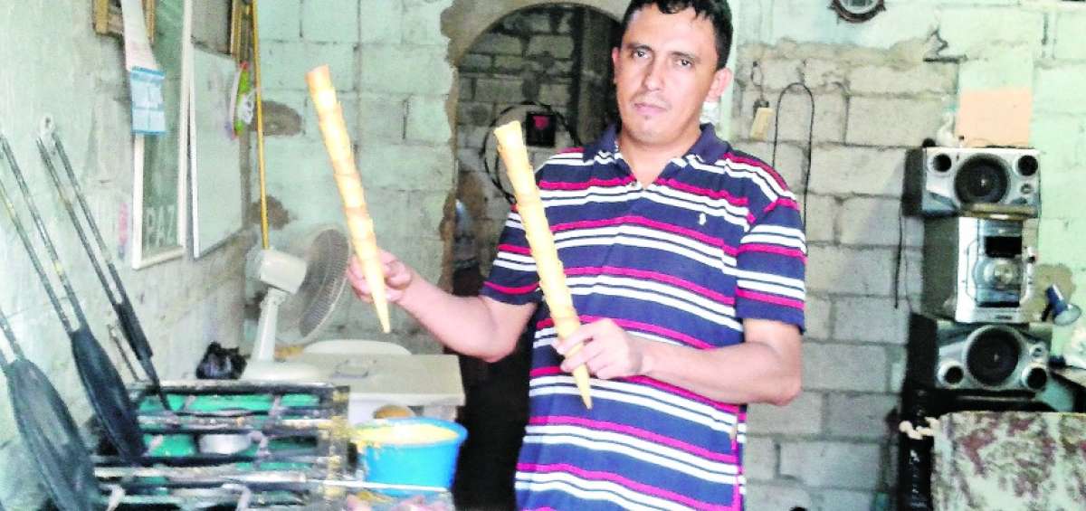 El artesano Daniel Coello elabora barquillos en su casa taller ubicada en el Suburbio Oeste.