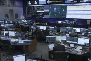 Captura de imagen de una transmisi&oacute;n de la NASA del centro de control de misi&oacute;n siguiendo el regreso de la capsula Ori&oacute;n, con los tripulantes de Artemis II.