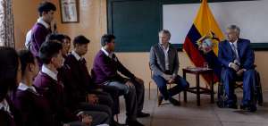 El presidente de la Rep&uacute;blica, Len&iacute;n Moreno, particip&oacute; de una charla con estudiantes de la Unidad Educativa Nacional Alangas&iacute;, en el suroriente de Quito. En el conversatorio tambi&eacute;n estuvieron las autoridades de Educaci&oacute;n. 