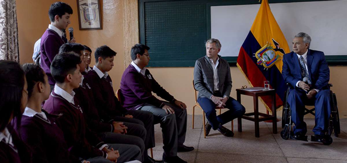 El presidente de la Rep&uacute;blica, Len&iacute;n Moreno, particip&oacute; de una charla con estudiantes de la Unidad Educativa Nacional Alangas&iacute;, en el suroriente de Quito. En el conversatorio tambi&eacute;n estuvieron las autoridades de Educaci&oacute;n. 