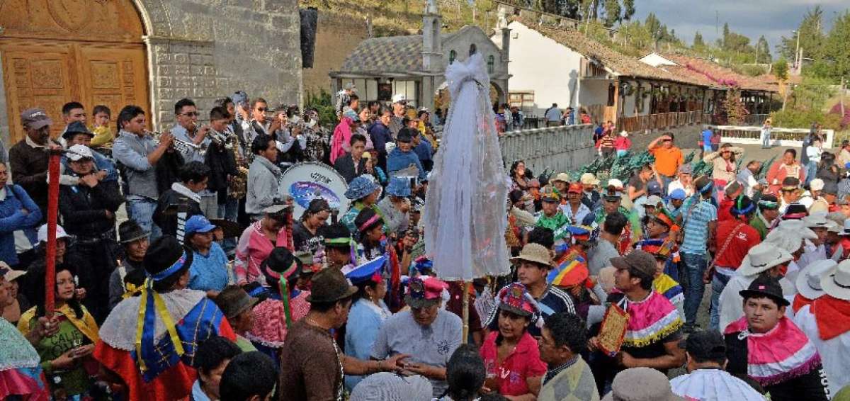Los fieles disfrazados constituyen uno de los atractivos de las procesiones que se organizan dentro de esta hacienda que antiguamente fue uno de los obrajes m&aacute;s importantes de Cotopaxi durante la colonia.