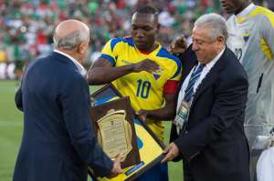 Presidente de la FEF dio una placa y una camiseta con el n&uacute;mero 100 a Ayov&iacute;. Foto tomada de: @telemundosports