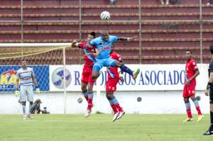 Franklin Guerra (izq.), de El Nacional, marca a Miller Castillo, del Manta, detr&aacute;s los observa Giovanny Caicedo. El duelo se jug&oacute; ayer en Quito. Foto: Fernando Sandoval / El Tel&eacute;grafo.