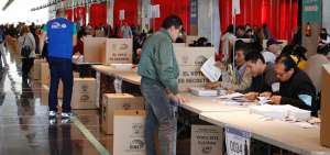 En Espa&ntilde;a sufraga el 23,35% de los registrados