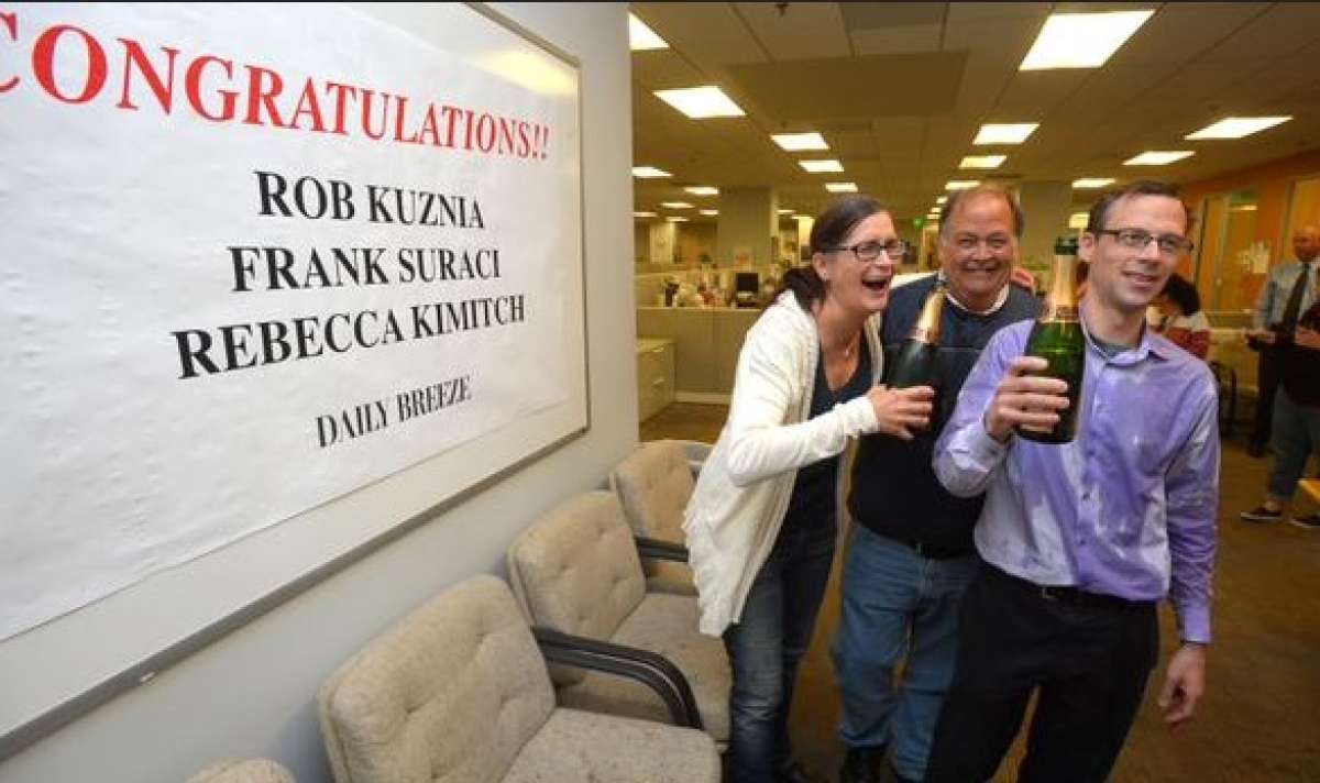 Los periodistas Rebecca Kimitch, Frank Suraci (c), Rob Kuznia (d) celebran la obtenci&oacute;n del premio Pulitzer por su investigaci&oacute;n para el The Daily Breeze. FOTO: Tomada de la cuenta de Twitter @RobKuznia 