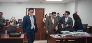 En la audiencia, la jueza Ximena Rodr&iacute;guez llam&oacute; la atenci&oacute;n al fiscal Fabi&aacute;n Salazar (en el centro, de caf&eacute;) por la desorganizaci&oacute;n y errores en la causa. 
