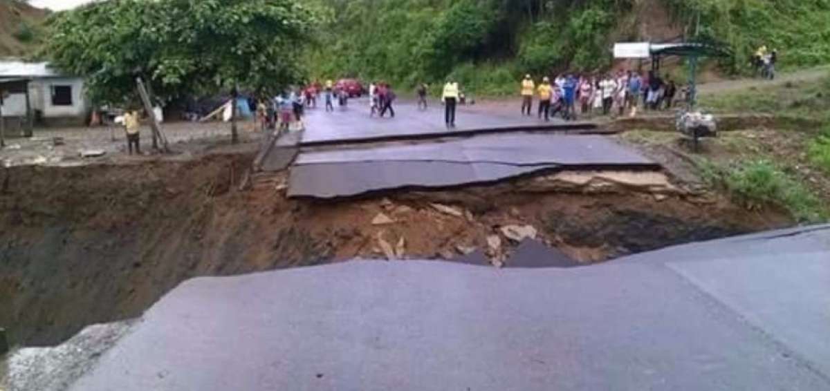 Una carretera se hunde en Esmeraldas por lluvias