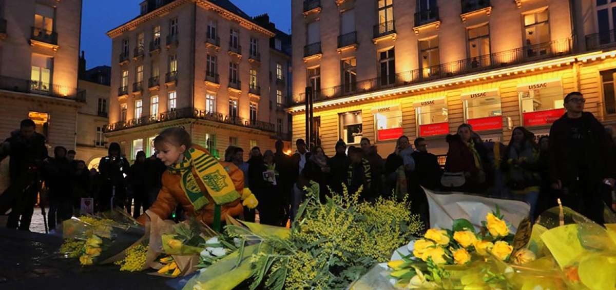 Mientras se organiza una nueva b&uacute;squeda, hinchas del Nantes le siguen rindiendo homenajes a Emiliano Sala.  EFE