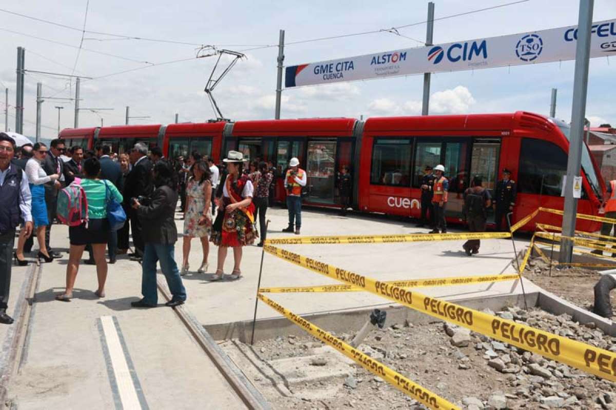 Ayer, decenas de personas se ubicaron a lo largo de la avenida Las Am&eacute;ricas para observar el primer viaje de prueba del tranv&iacute;a, esta vez con pasajeros. Foto:  Fernando Machado / El Tel&eacute;grafo 