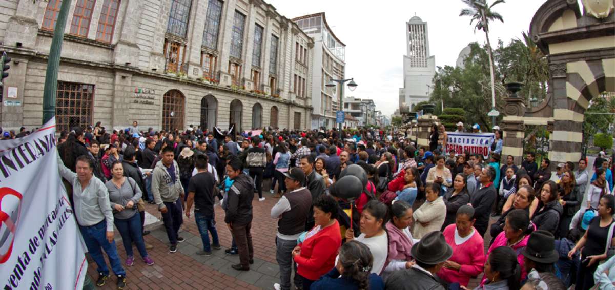 Los comerciantes formales exigieron a las autoridades, afuera del Municipio, terminar con las ventas ambulantes.