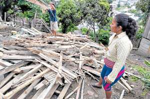 Alexandra Loyola, quien perdi&oacute; su casa esta semana, no cuenta con servicios b&aacute;sicos. Foto: Karly Torres | El  Telegrafo
