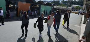 En Loja el sismo se sinti&oacute; fuerte. Habitantes de varios cantones cercanos a la frontera salieron a las calles por miedo a que se desplomen las paredes.