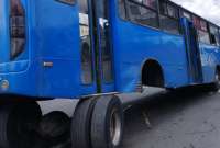 Bus urbano perdió el eje posterior y quedó a mitad de la vía