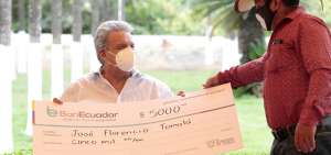 El Presidente de la Rep&uacute;blica entreg&oacute; directamente los cheques de los cr&eacute;ditos a los productores de arroz.