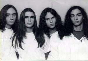 Juanes, segundo a la izquierda, posa con su banda metalera.