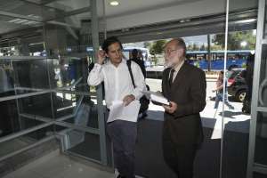 Julio C&eacute;sar Trujillo, en representaci&oacute;n de Yasunidos, entreg&oacute; la carta en la Corte Constitucional. Foto: John Guevara/ EL TEL&Eacute;GRAFO