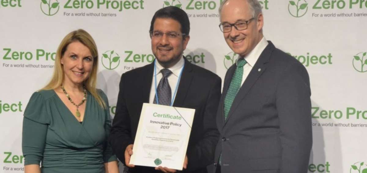 El ministro de Industrias y Productividad, Santiago Le&oacute;n, recibi&oacute; el reconocimiento en nombre del pa&iacute;s.