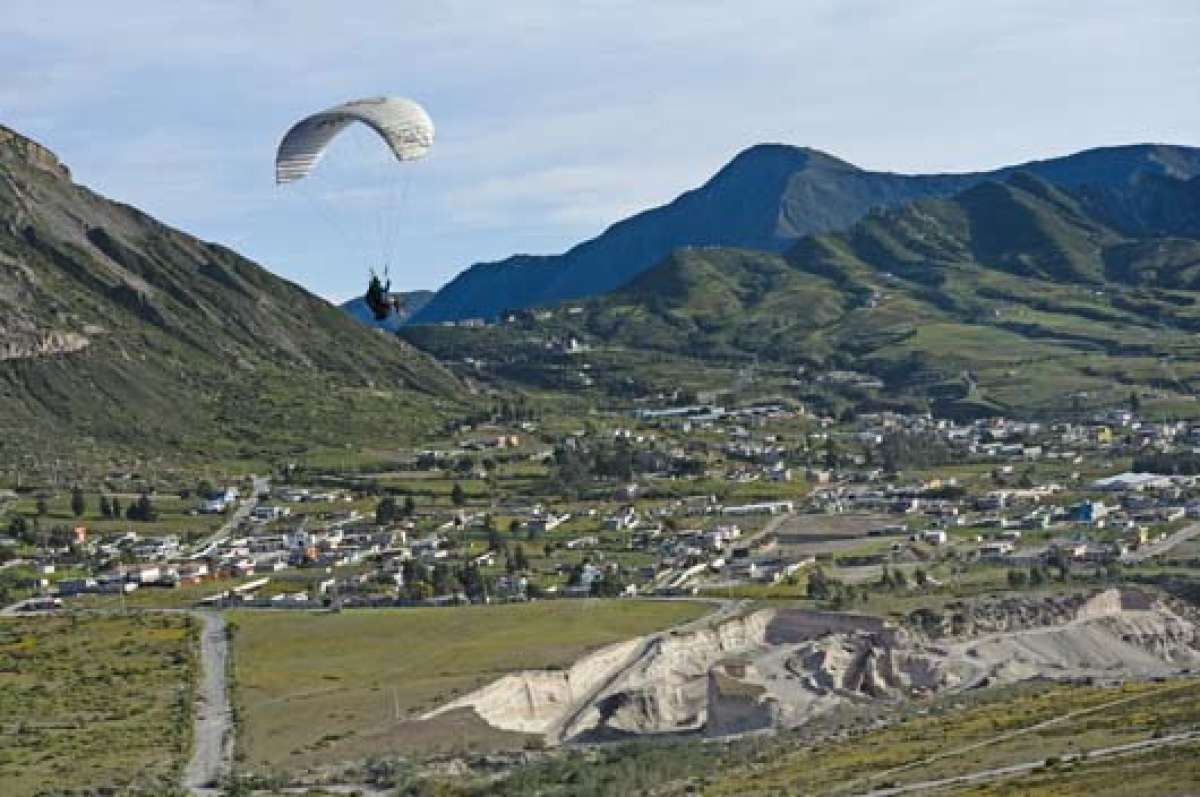 La quite&ntilde;a Estefan&iacute;a Bravo planea sobre el llano del volc&aacute;n Casitagua, cercano a la Mitad del Mundo. A sus pies se observan las casas de Tiling&oacute;n, un pueblo cercano a los picos de la zona, entre ellos el Pululahua. FOTO: ANDR&Eacute;S DARQUEA.