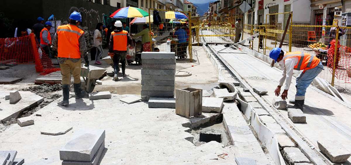 Las labores de los obreros contratados por la Municipalidad de Cuenca continuaron en el centro de la ciudad.