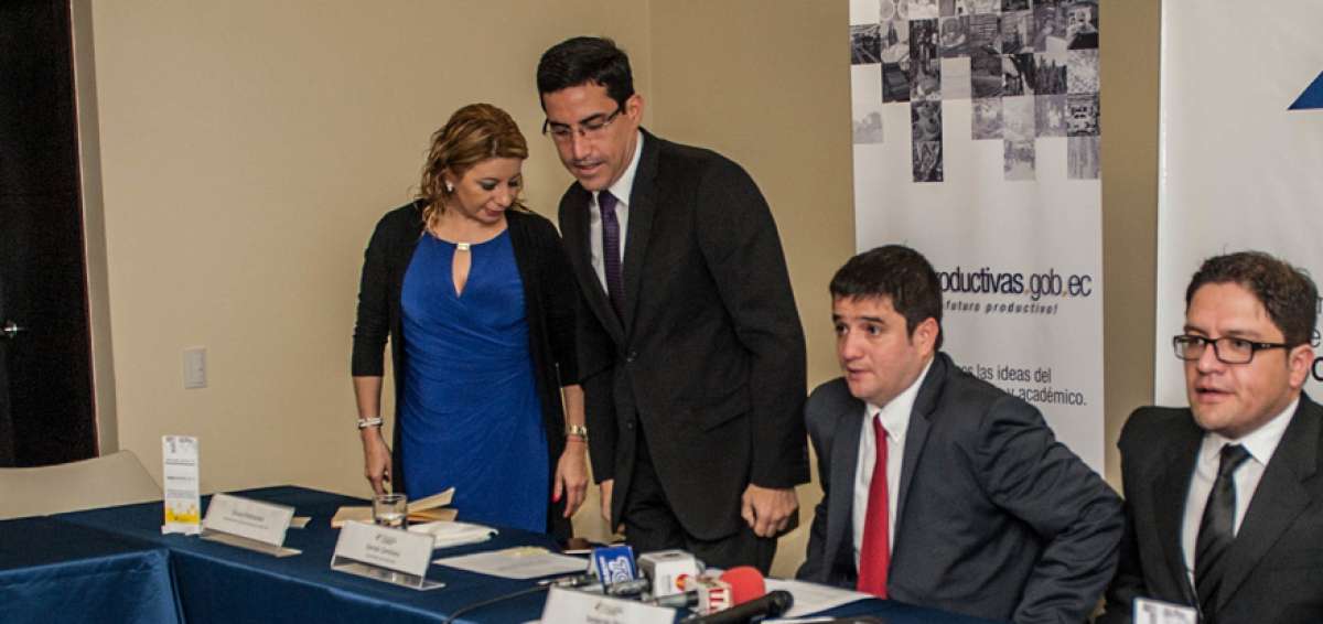 Germ&aacute;n Zambrano, subsecretario de Inversi&oacute;n (izq.), Sebasti&aacute;n Viteri (centro) y Claudio Arcos, funcionarios del MCPEC, realizaron el lanzamiento del portal.