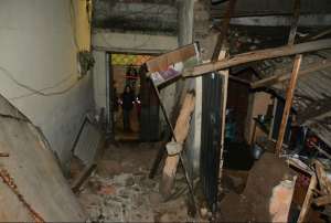 La casa donde ocurri&oacute; la explosi&oacute;n, de construcci&oacute;n mixta -adobe y madera-, era habitada por 5 familias. Foto: COE Metropolitano