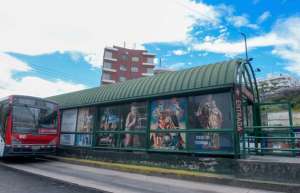 Los contrastes que caracterizan la est&eacute;tica de estas obras se ven opacados al estar en soportes de vidrio. Foto: &Aacute;lvaro P&eacute;rez / El Tel&eacute;grafo