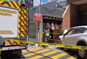 Auto se estrella contra consultorio dental en el norte de Quito y deja dos heridos.