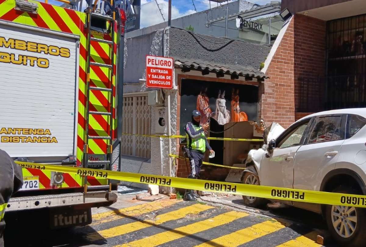Auto se estrella contra consultorio dental en el norte de Quito y deja dos heridos.