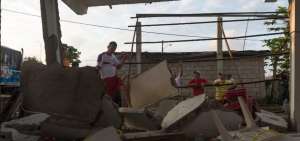 Freddy Loor y sus parientes muestran la vivienda que se vino abajo con el terremoto de las 18:58 del 16 de abril pasado, en donde muri&oacute; una reci&eacute;n nacida.