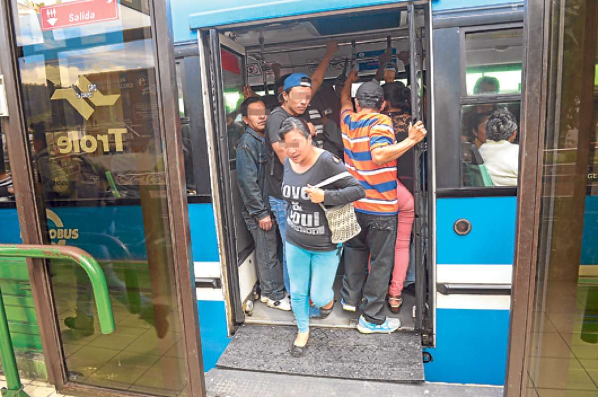 Las horas pico en el sistema de transporte en la capital se convierten en un sufrimiento para las pasajeras encuestadas. Foto: Archivo