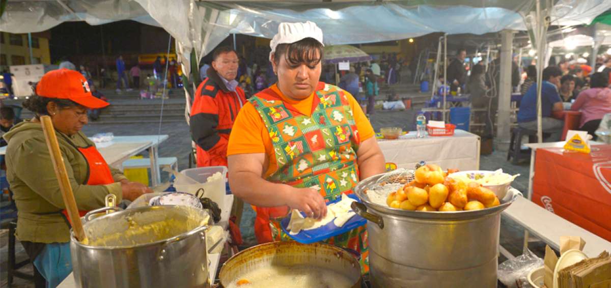 Como cada a&ntilde;o, personas especializadas en la elaboraci&oacute;n de dulces navide&ntilde;os, deleitan el paladar de tungurahuenses y visitantes en tres localidades.