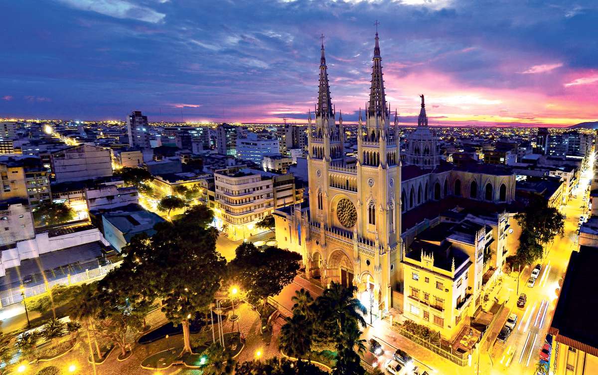 El 54% de quienes llegan a la ciudad es de otros pa&iacute;ses. Chilenos y argentinos encabezan la lista. El Ministerio capacita a las comunidades para fomentar una visita sustentable. Foto: Jos&eacute; Mor&aacute;n / El Tel&eacute;grafo