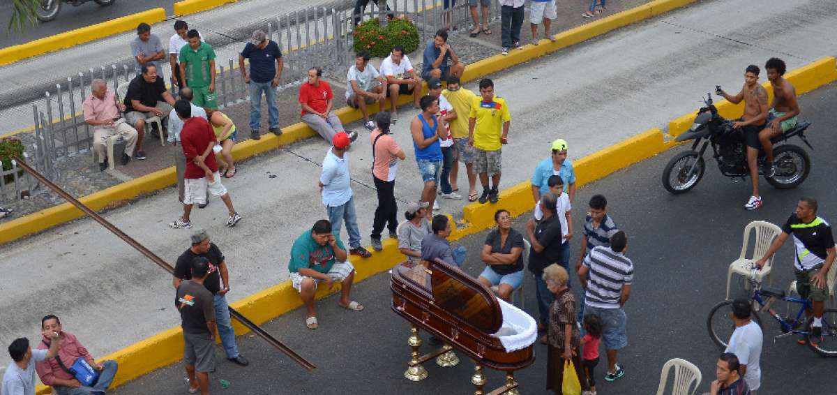 Familiares de atropellado por la Metrov&iacute;a cerraron la v&iacute;a con f&eacute;retro