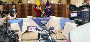 Ruth Arregui, superintendenta de Bancos, durante la rueda de prensa en Guayaquil.
