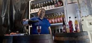 Adem&aacute;s de la preparaci&oacute;n del vino, en la casa de Mar&iacute;a &Aacute;lvarez se expenden a diario las botellas del delicioso &lsquo;elixir de la vida&rsquo;, como se conoce localmente al licor.