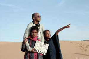  Abderrahmane Sissako posa con los actores  Medhi A.G. Mohamed (izq.) y Layla Walet Mohamed. Foto Arnaud Contreras
