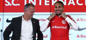 El delantero peruano Paolo Guerrero (d), de 34 a&ntilde;os, posa al lado del vicepresidente de Internacional, Roberto Mello (i), durante su presentaci&oacute;n con el equipo.