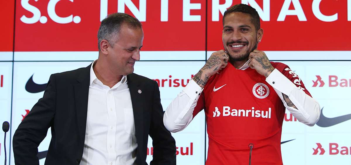 El delantero peruano Paolo Guerrero (d), de 34 a&ntilde;os, posa al lado del vicepresidente de Internacional, Roberto Mello (i), durante su presentaci&oacute;n con el equipo.