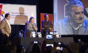 El libro Una oveja negra al poder fue escrito por dos periodistas uruguayos en base a entrevistas con el expresidente. Foto: AFP