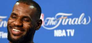 Magic Johnson insta a los Lakers a que vayan por LeBron o Durant