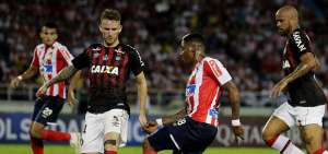 Yonny Gonz&aacute;lez (d), de Junior de Barranquilla, controla el bal&oacute;n ante la marca de Leo Pereira, de Atl&eacute;tico Paranaense, en el encuentro de ida.