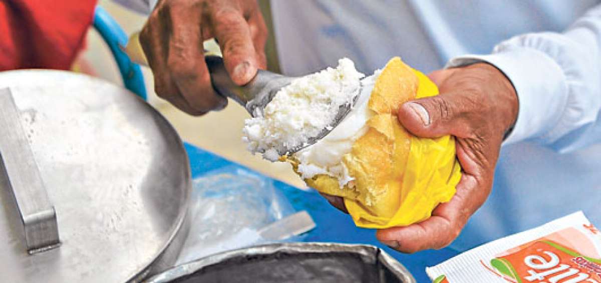 La tradici&oacute;n de los helados con pan tiene m&aacute;s de 80 a&ntilde;os de vigencia. El sabor m&aacute;s pedido por los clientes es el de coco. Foto: Karly Torres / El Tel&eacute;grafo