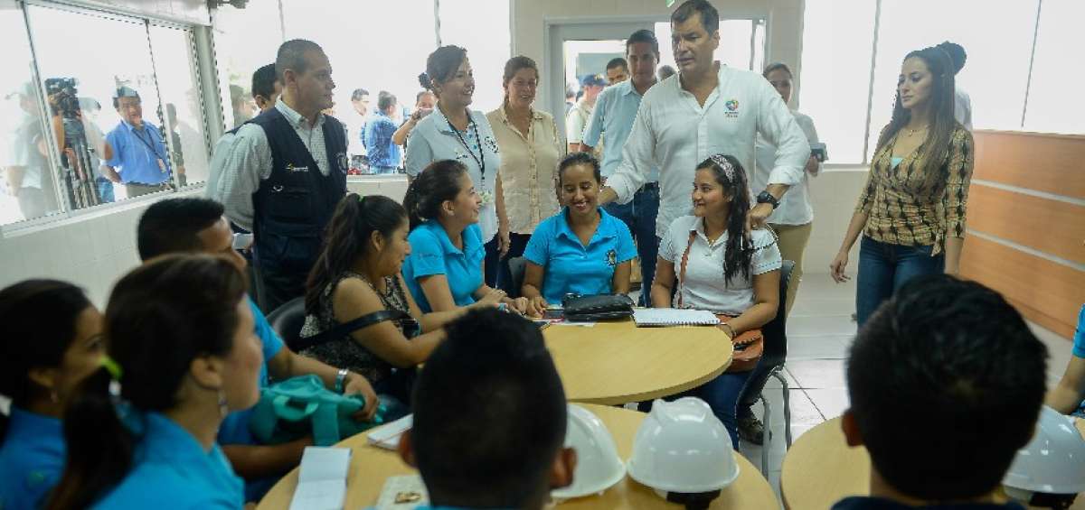 El Presidente dialog&oacute; ayer con alumnos del Instituto Tecnol&oacute;gico Luis Arboleda Mart&iacute;nez, a quienes indic&oacute; que pueden hacer uso de las instalaciones del Secap. 