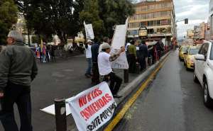 La concentraci&oacute;n inici&oacute; a las 17:00, tal como se hab&iacute;a anunciado. Quince minutos m&aacute;s tarde cay&oacute; una ligera lluvia, lo que ahuyent&oacute; a algunos de los protestantes. Foto: Roberto Ch&aacute;vez / El Tel&eacute;grafo 