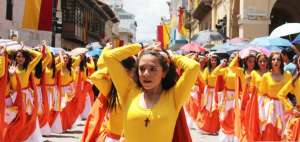 Estudiantes de 12 establecimientos participaron en el desfile por la calle Sim&oacute;n Bol&iacute;var. Ellos pusieron el color y la alegr&iacute;a en las fiestas de fundaci&oacute;n.